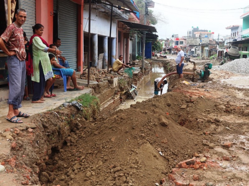 बेलौरी बजारमा निर्माणाधीन ड्रेनमा चरम लापरबाही र ढिलासुस्ती